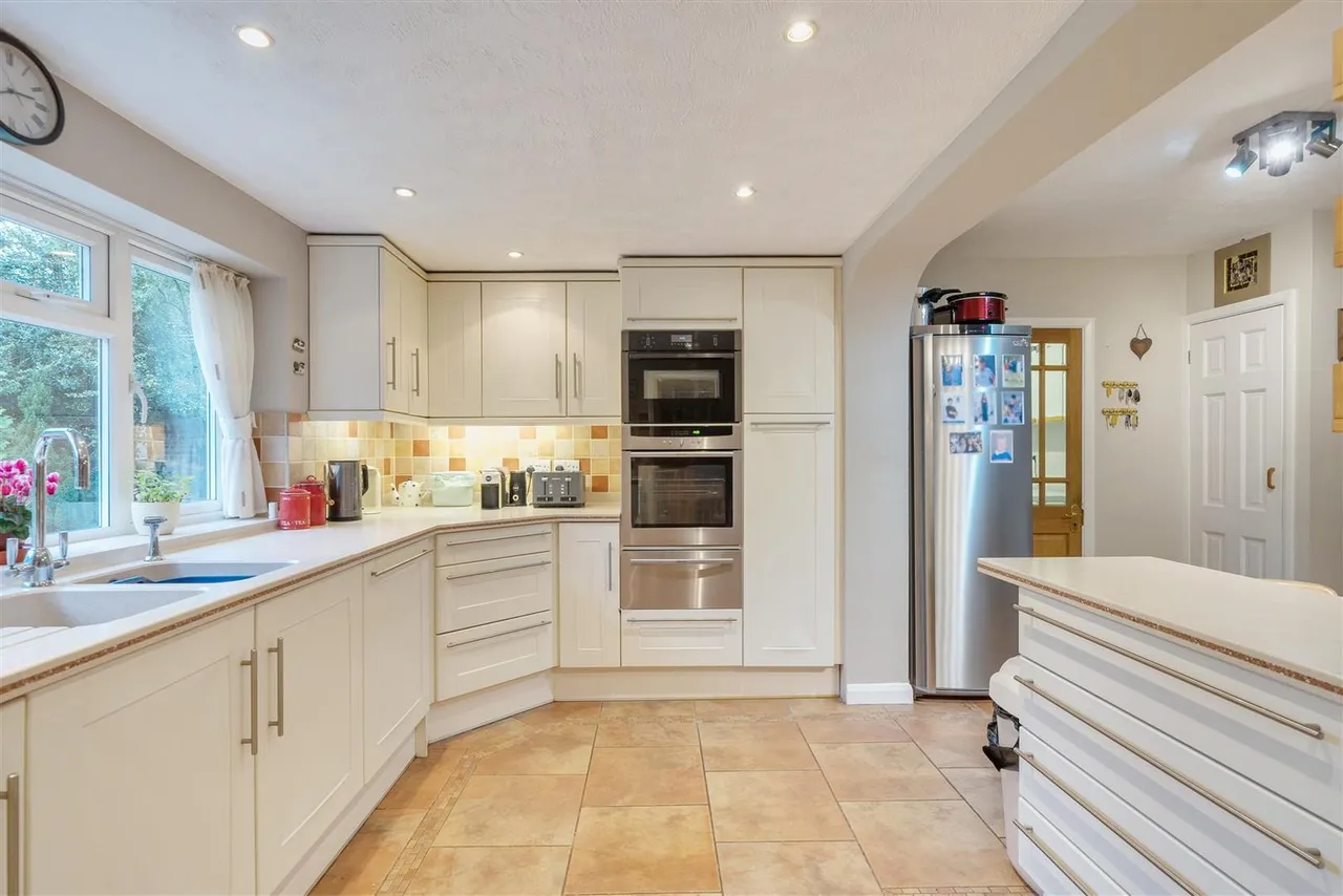 Gilhams Avenue, Banstead, SM7 1QR, photo 5