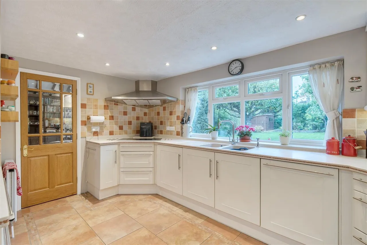 Gilhams Avenue, Banstead, SM7 1QR, photo 8