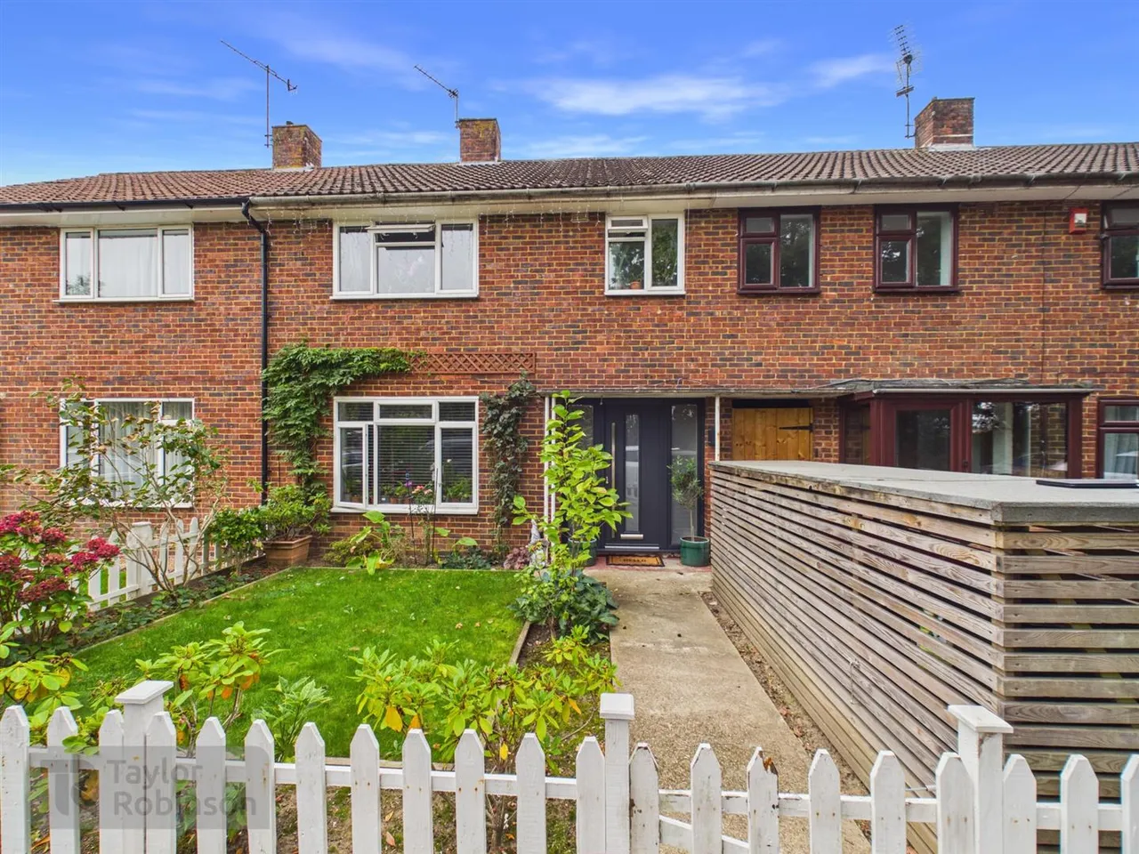 3 bed property for sale, Furzefield, West Green, RH11