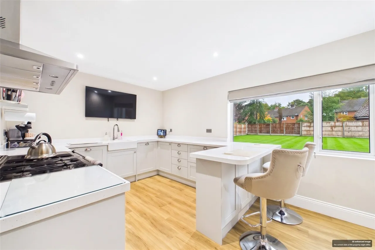 Whitedown Road, Tadley, RG26, photo 2