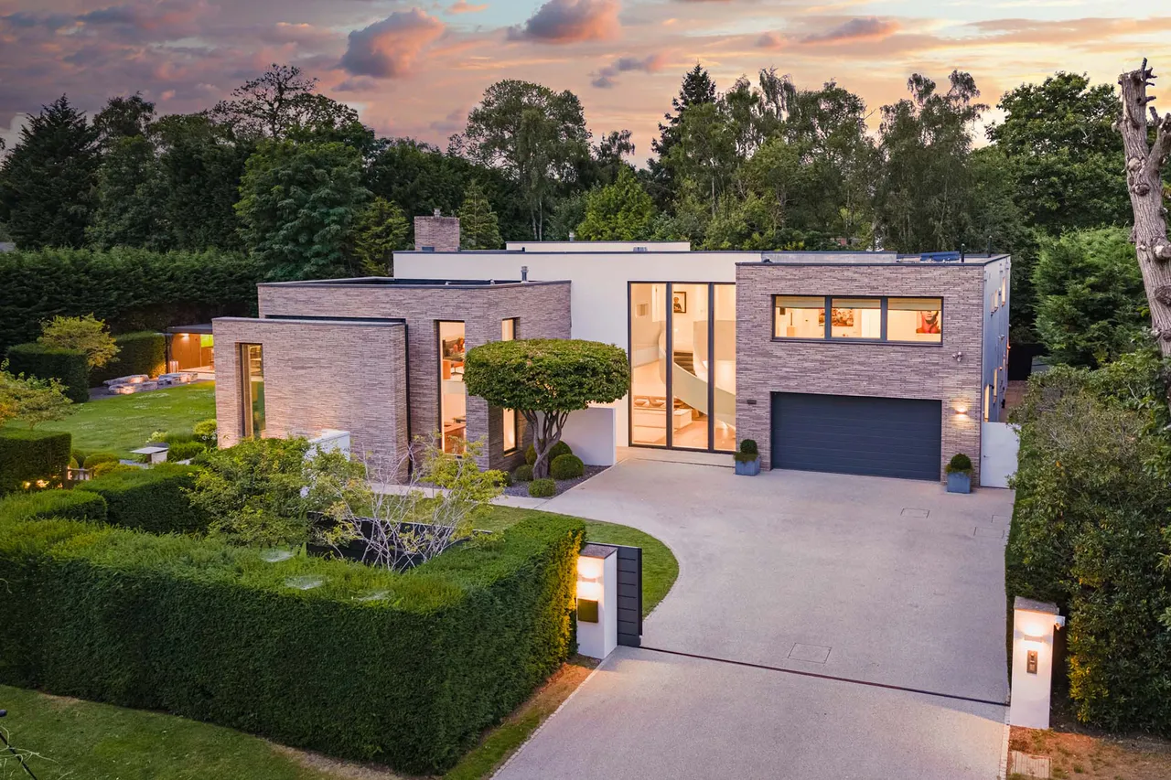 6 bed house for sale — Burwood Park, Walton on Thames, Surrey