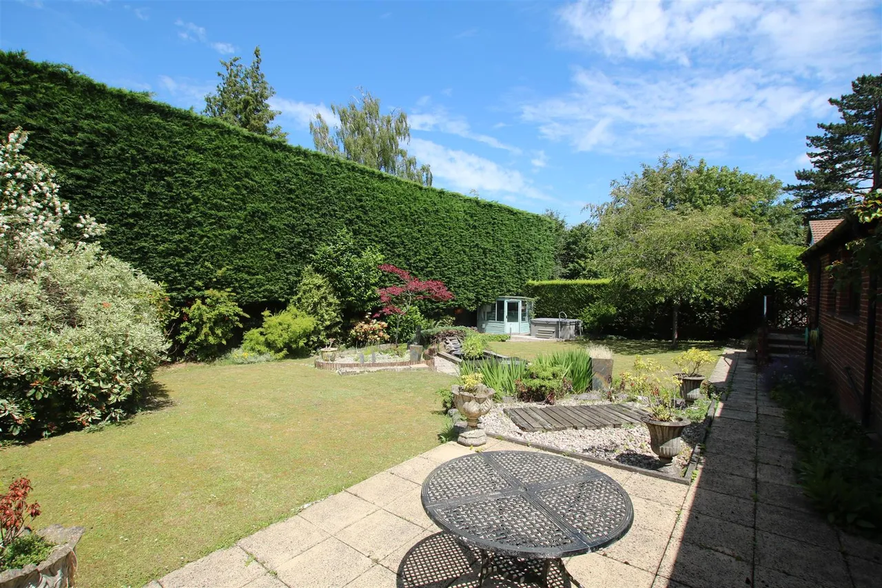 Sycamore Close, Fetcham, KT22, photo 2