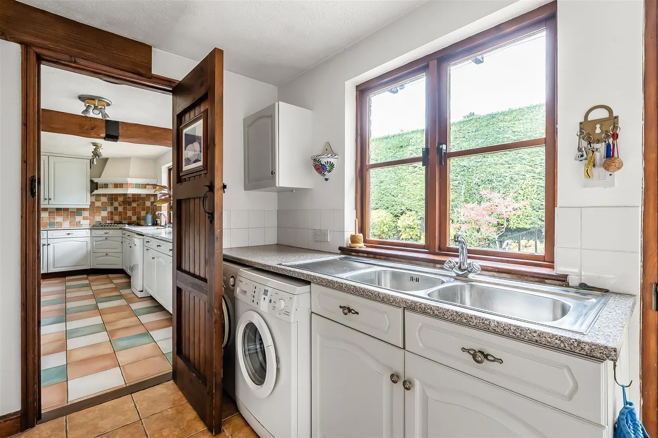 Sycamore Close, Fetcham, KT22, photo 12