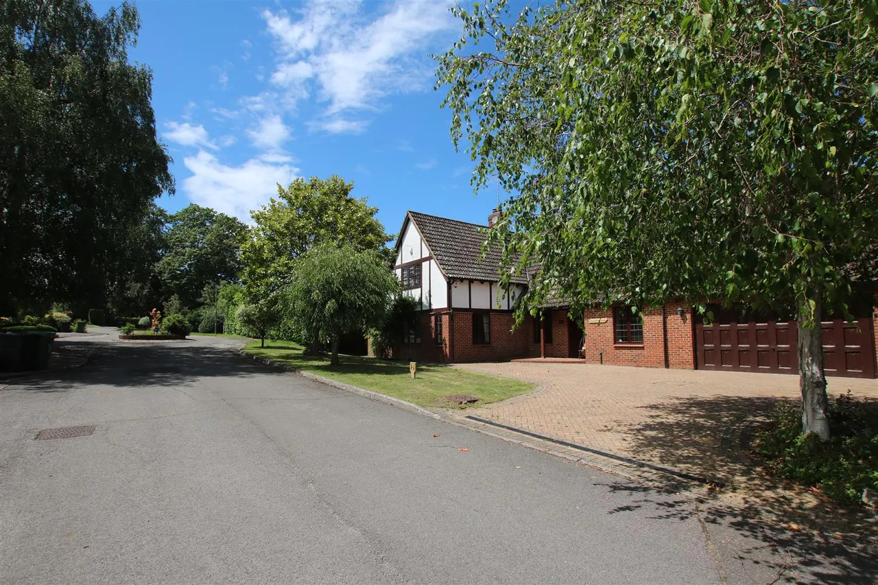 Sycamore Close, Fetcham, KT22, photo 20