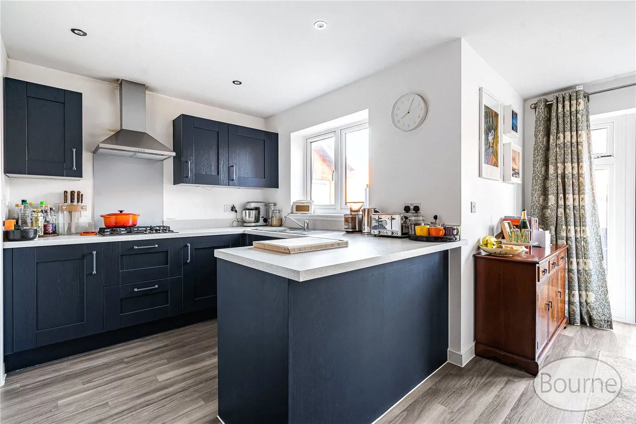 Vernon Drive, Tongham, GU10, photo 3
