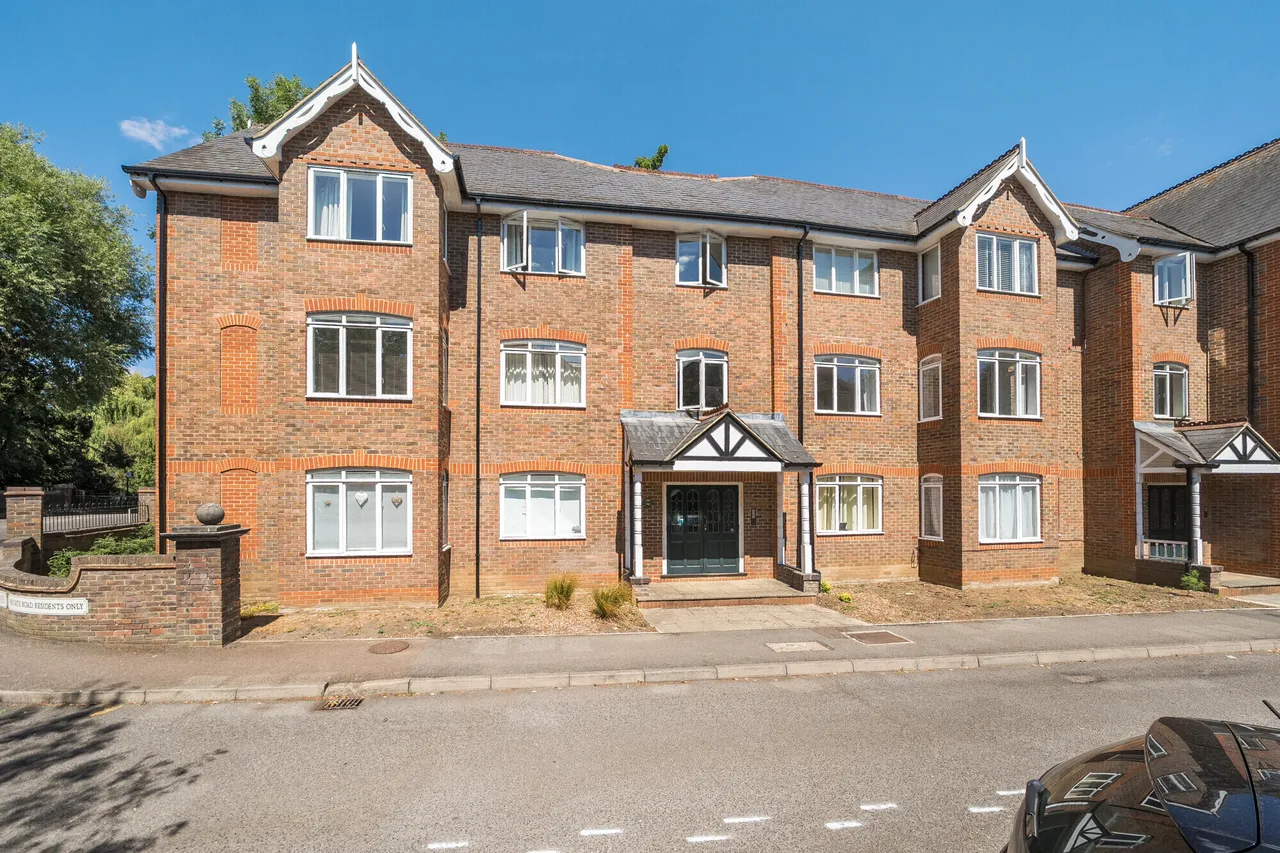 2 bed flat for sale — Latium Close, Holywell Hill, St. Alba...