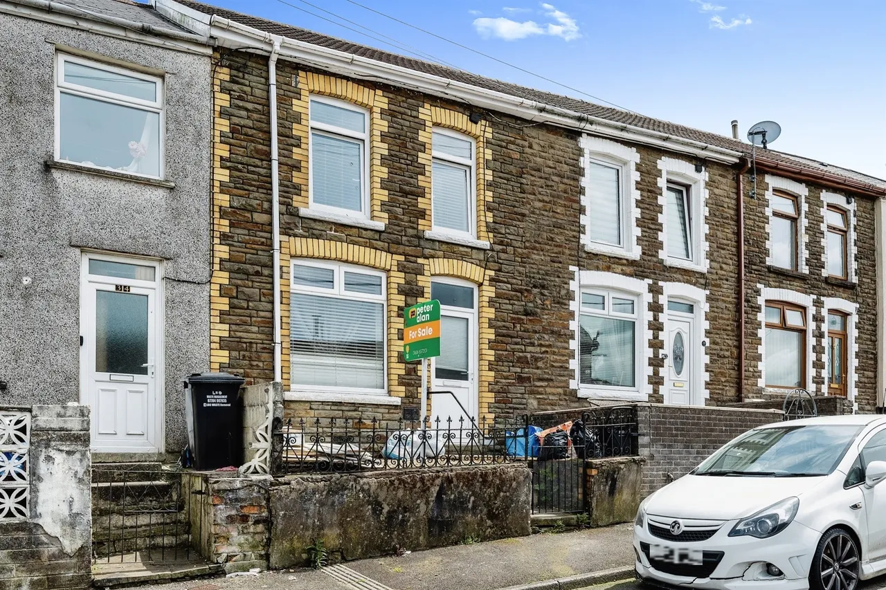 2 bed house to rent, John Street, Bridgend, CF32