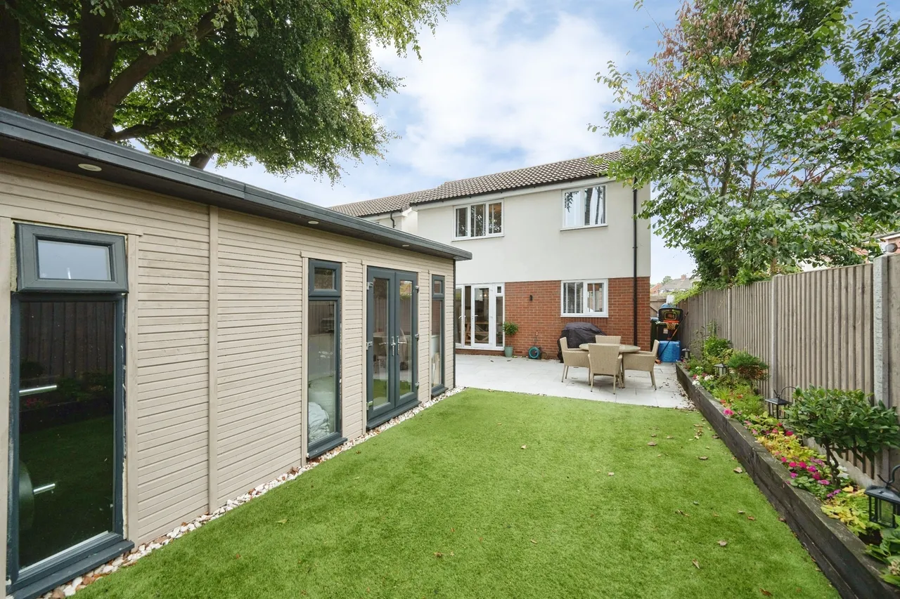 Adams Close, Tipton, photo 11