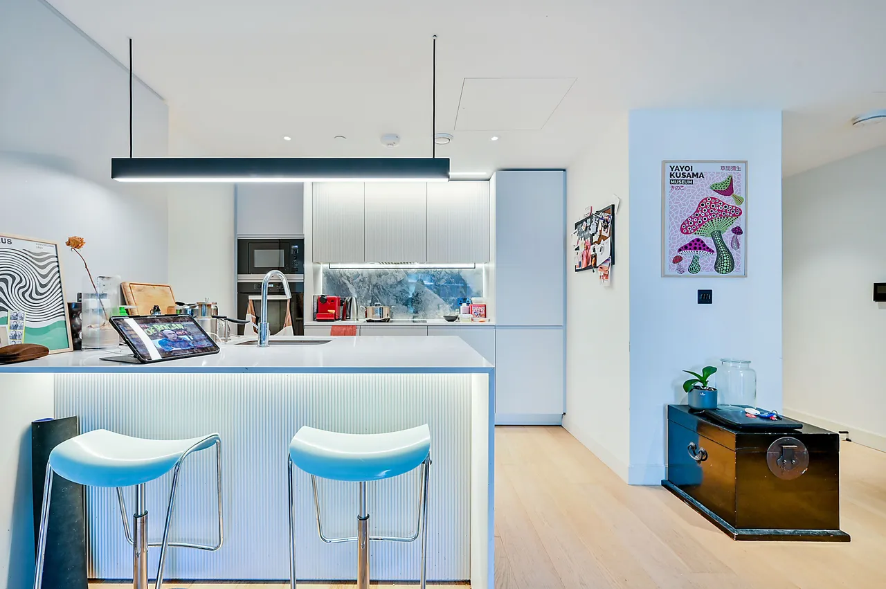 138 Belvedere Row Apartments, Fountain Park Way, London, photo 6