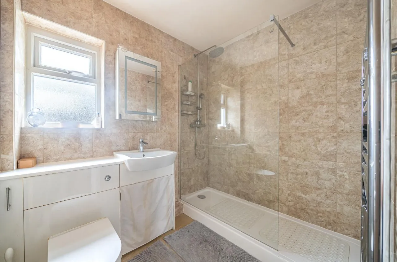 Mere Avenue, Hullavington, SN14, photo 8