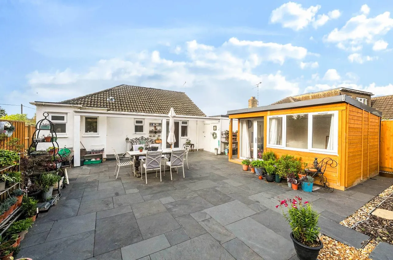 Mere Avenue, Hullavington, SN14, photo 12