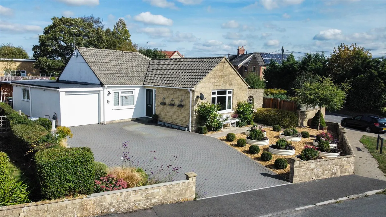 2 bed house for sale, Mere Avenue, Hullavington, SN14