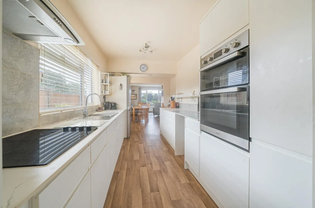 Mere Avenue, Hullavington, SN14, photo 4