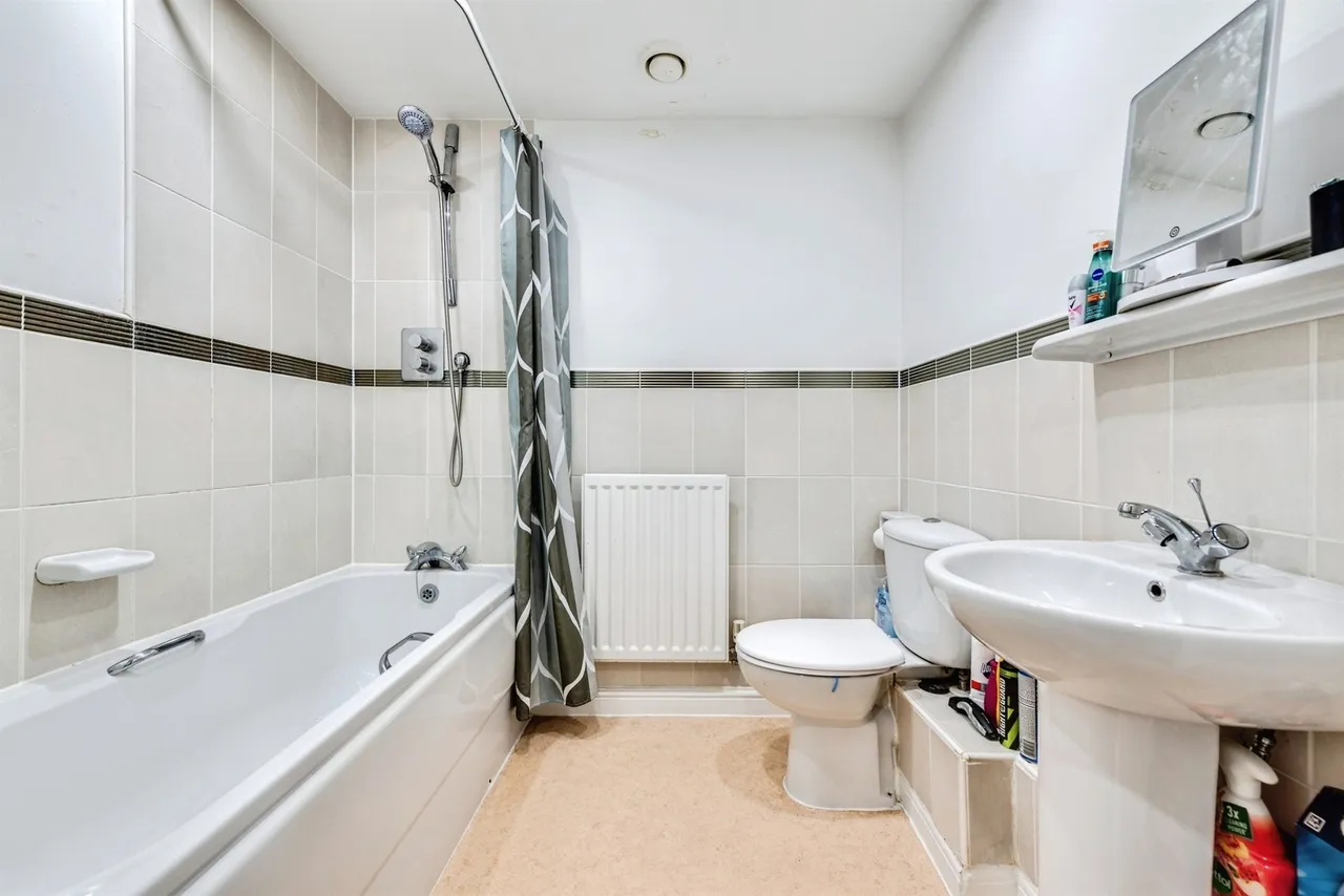 Brunel Crescent, Swindon, photo 9