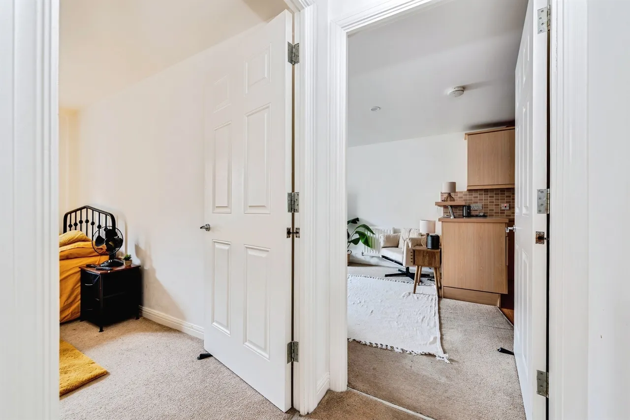 Brunel Crescent, Swindon, photo 2