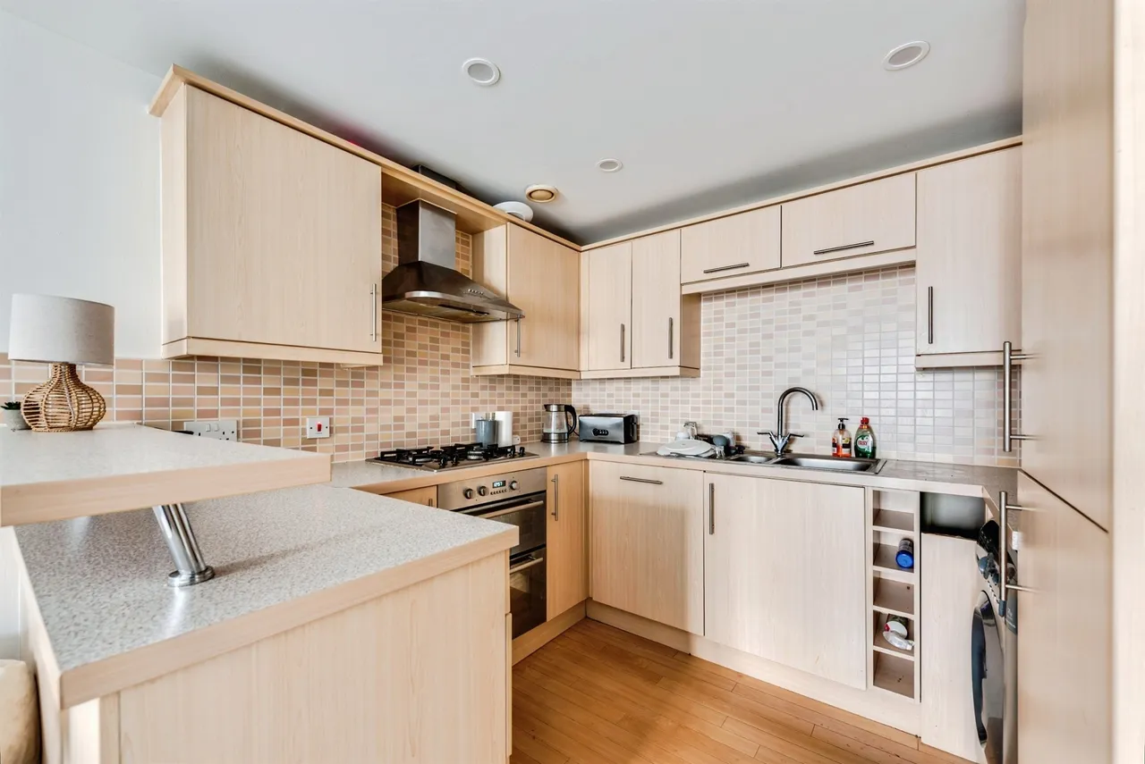 Brunel Crescent, Swindon, photo 3