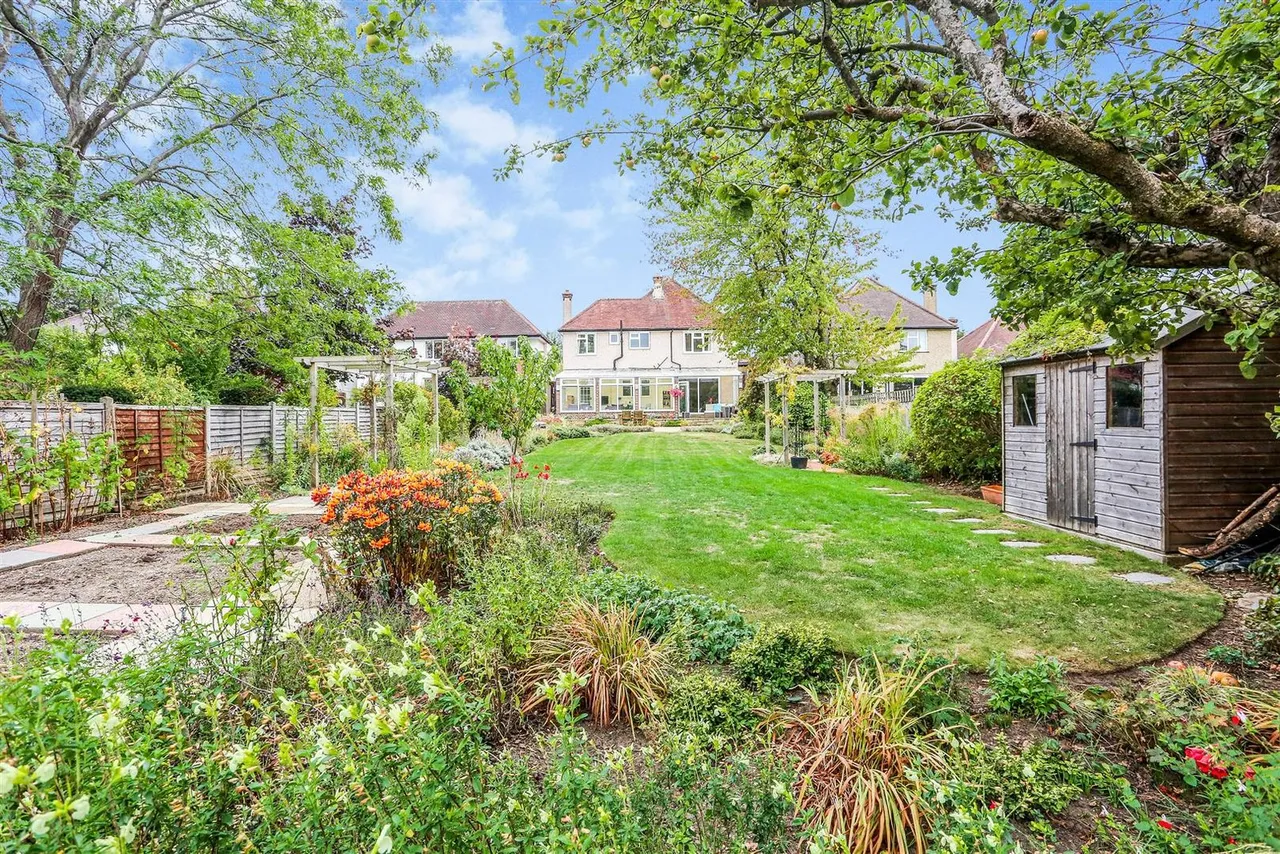 5 bed house for sale — South Drive, South Cheam, SM2 7PN