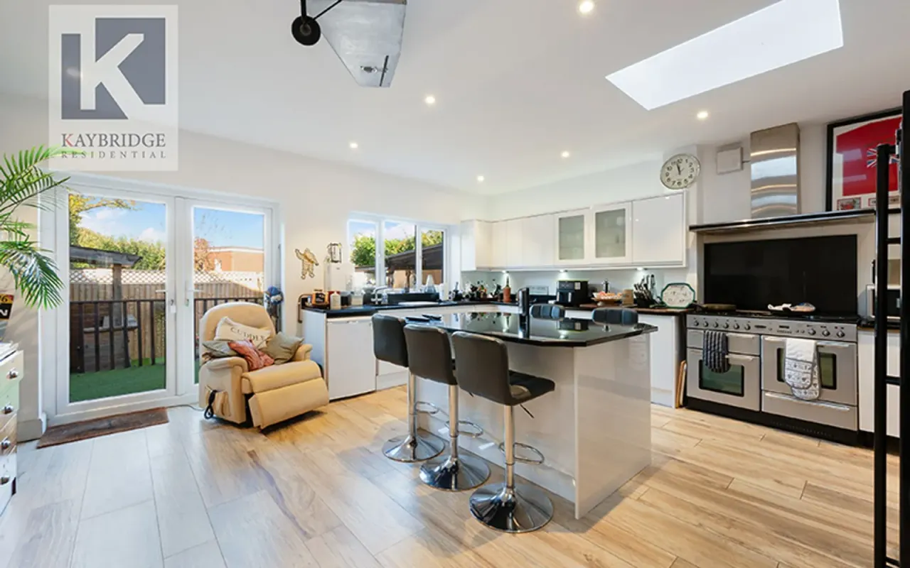 4 bed house for sale — Ewell By Pass, Epsom, KT17