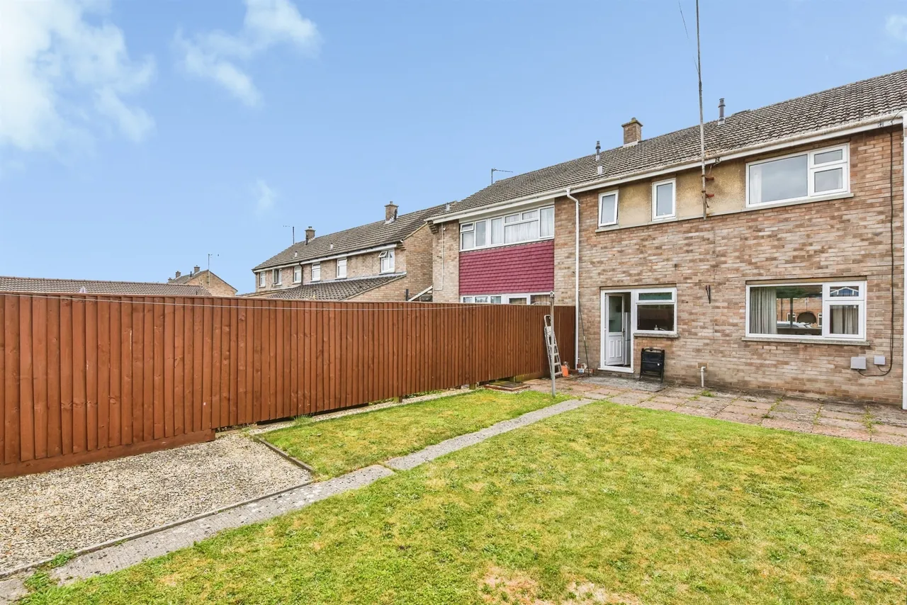 Clifton Close, Chippenham, photo 2