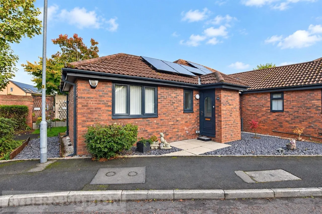 2 bed house for sale, Mulberry Close, Rochdale, OL11
