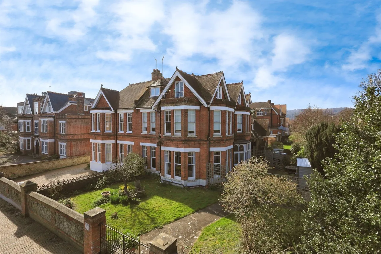 3 bed flat for sale — Bolsover Road, Eastbourne