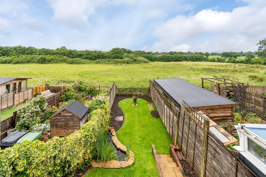 Barleymow Court, Betchworth, RH3, photo 2