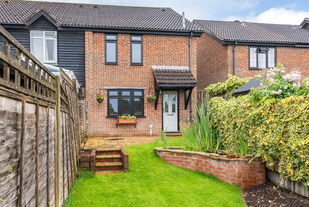 1 bed house for sale, Barleymow Court, Betchworth, RH3