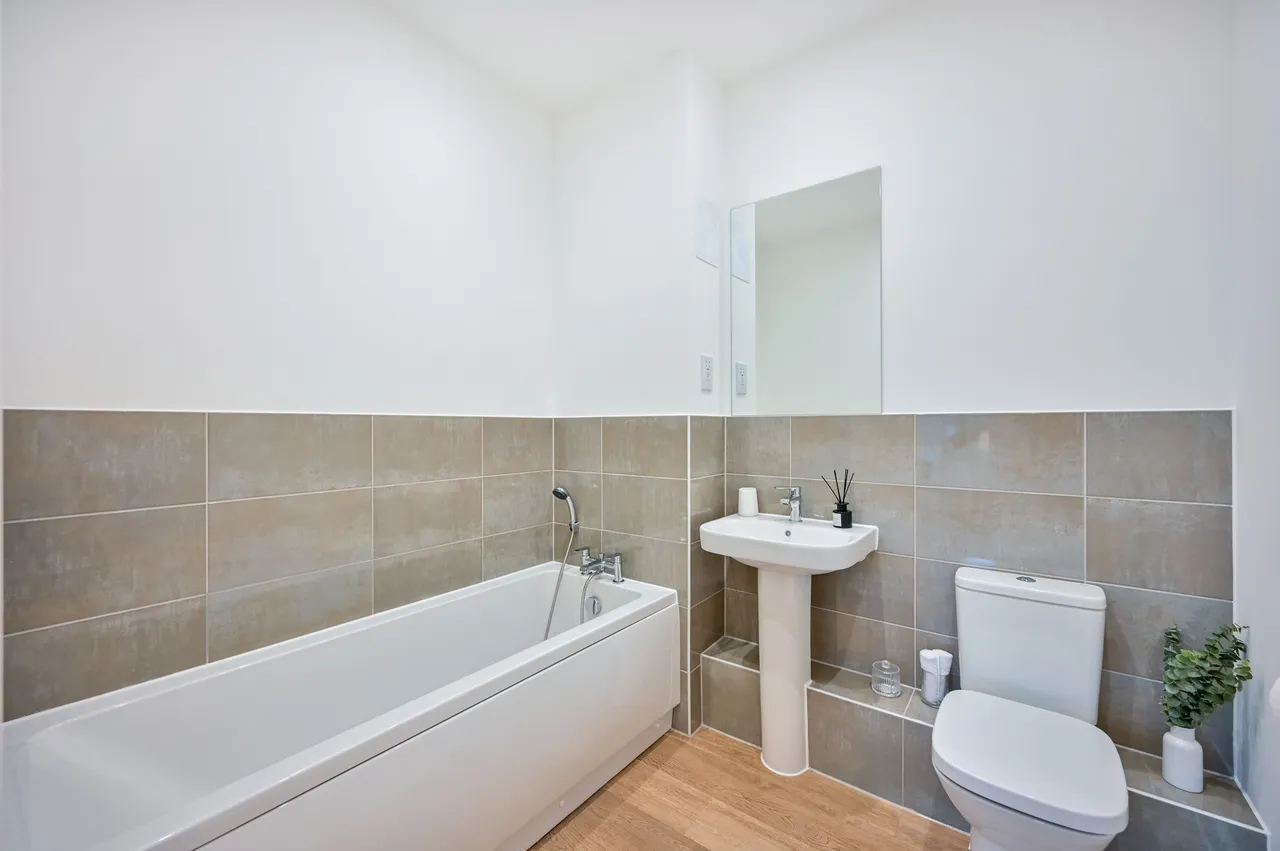 Showflat 1, Walton Court, 2 Leaping Birds Rise, Walton-on-Thames, photo 7