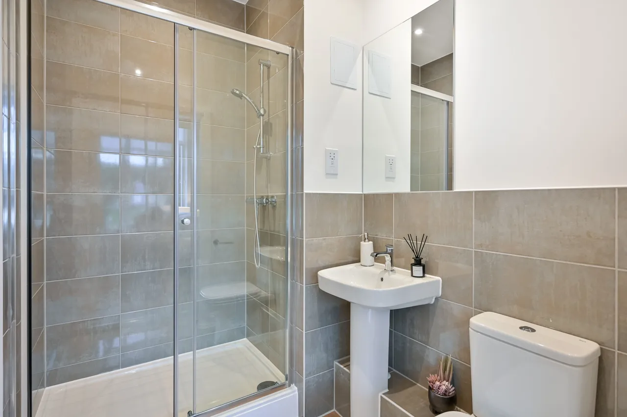 Showflat 1, Walton Court, 2 Leaping Birds Rise, Walton-on-Thames, photo 10
