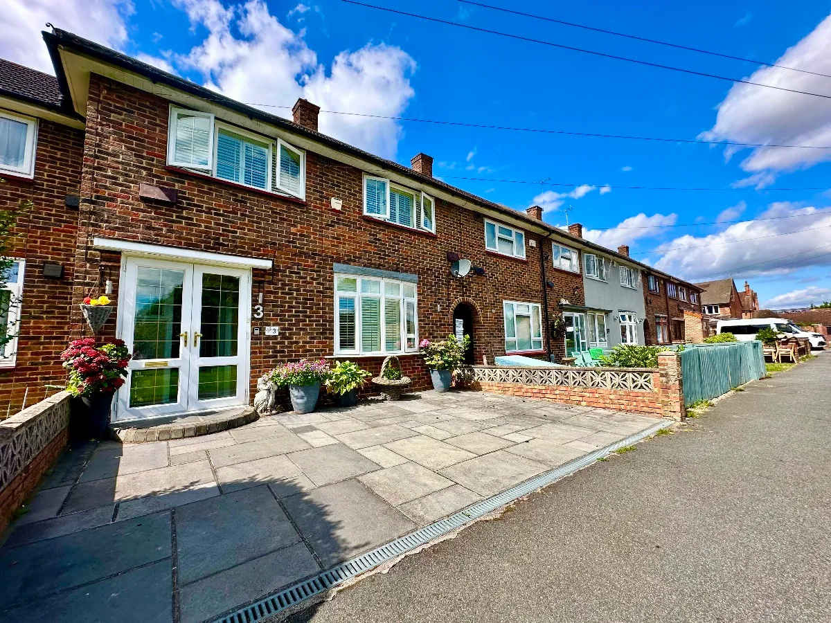 3 bed house for sale — Melksham Drive, Harold Hill