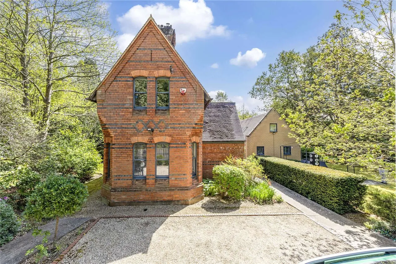 Buckhurst Road, Sunninghill, Berkshire, SL5 7QA, photo 9