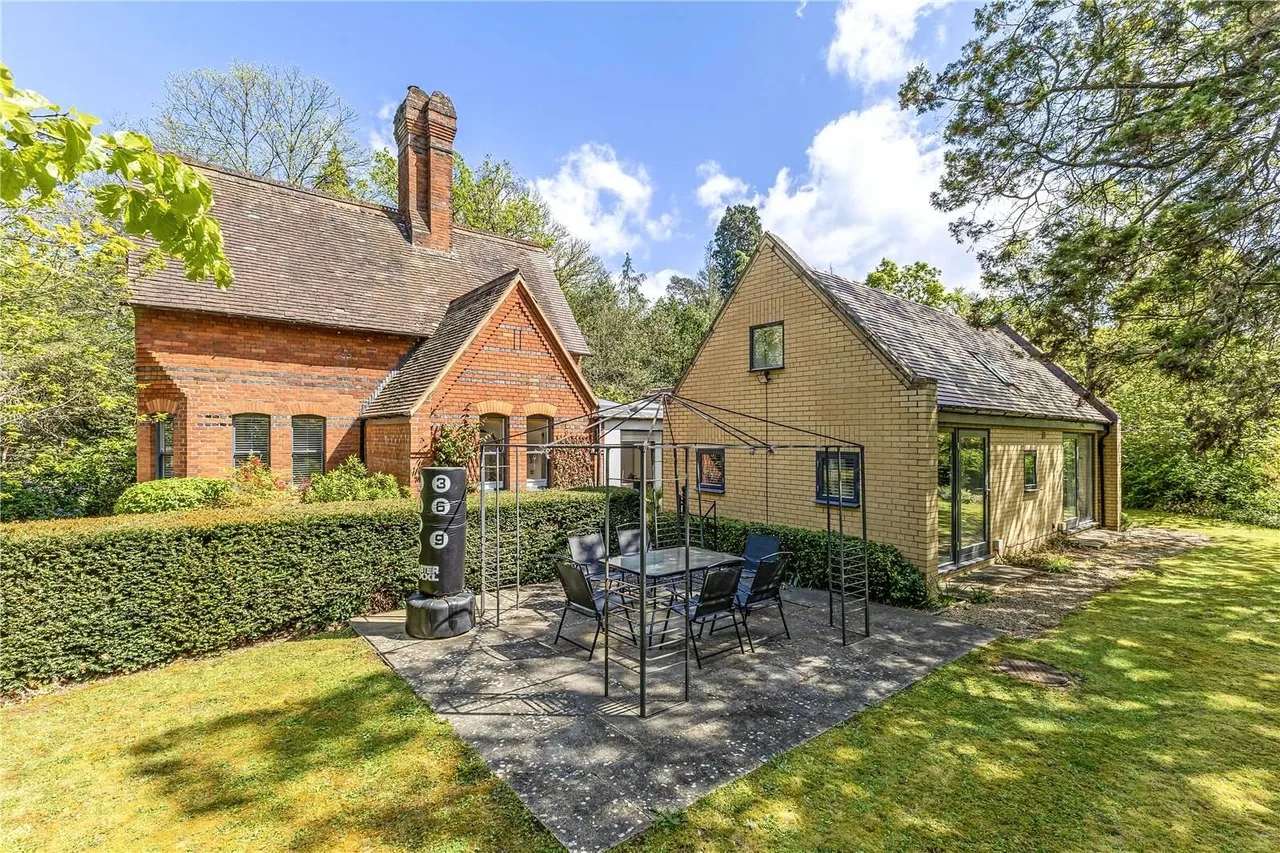 Buckhurst Road, Sunninghill, Berkshire, SL5 7QA, photo 10