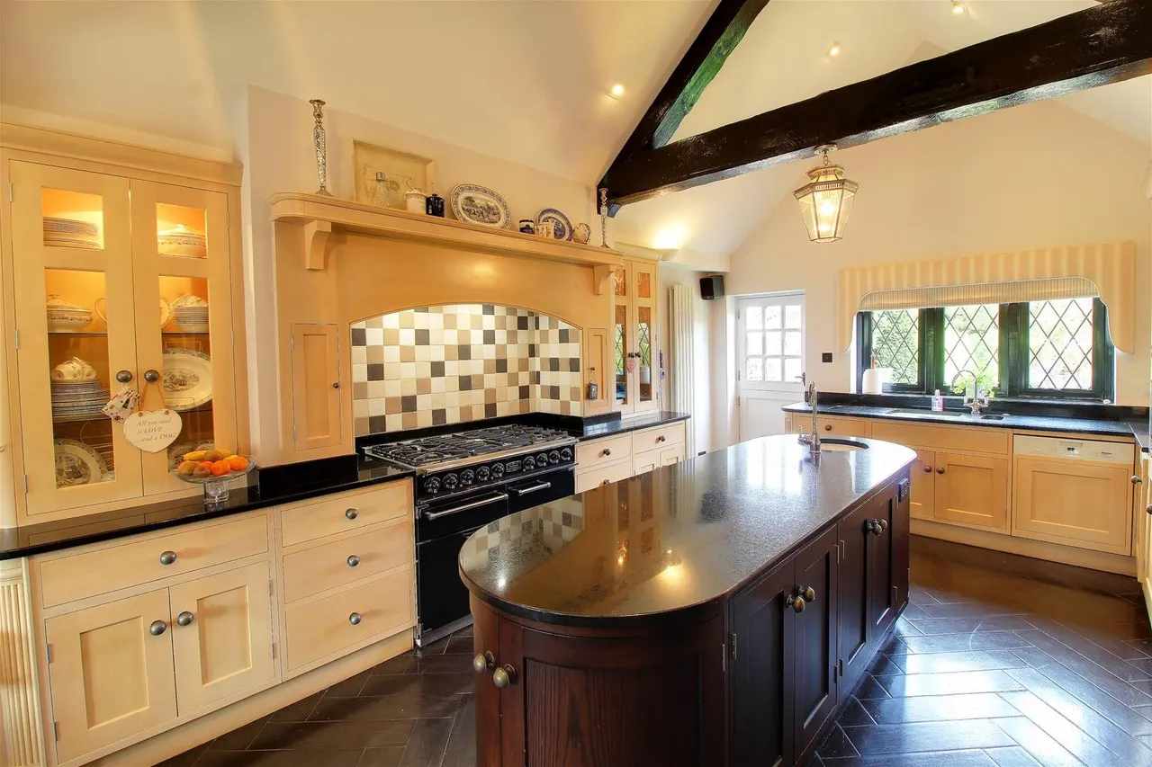 Brookmans Avenue, Brookmans Park AL9 7QG, photo 15