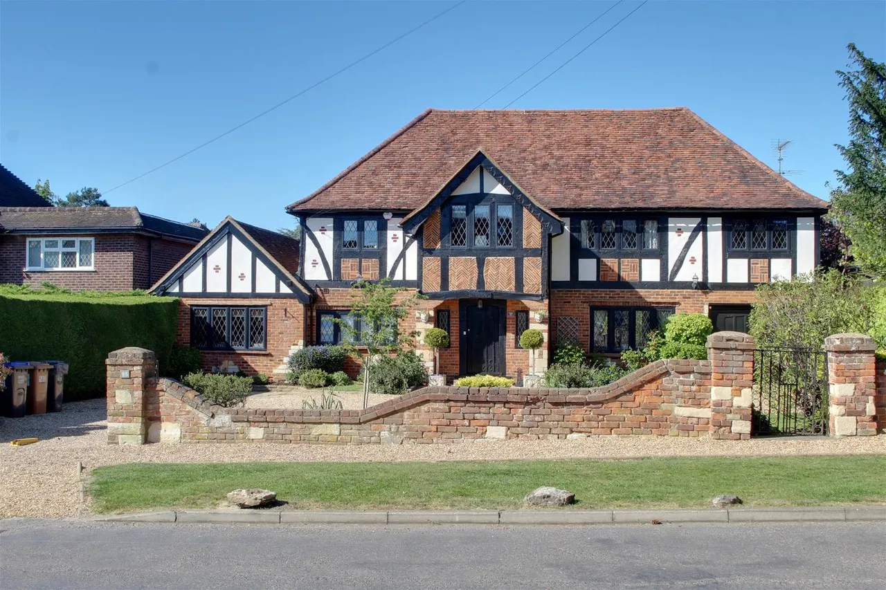 4 bed house for sale — Brookmans Avenue, Brookmans Park AL9 7QG