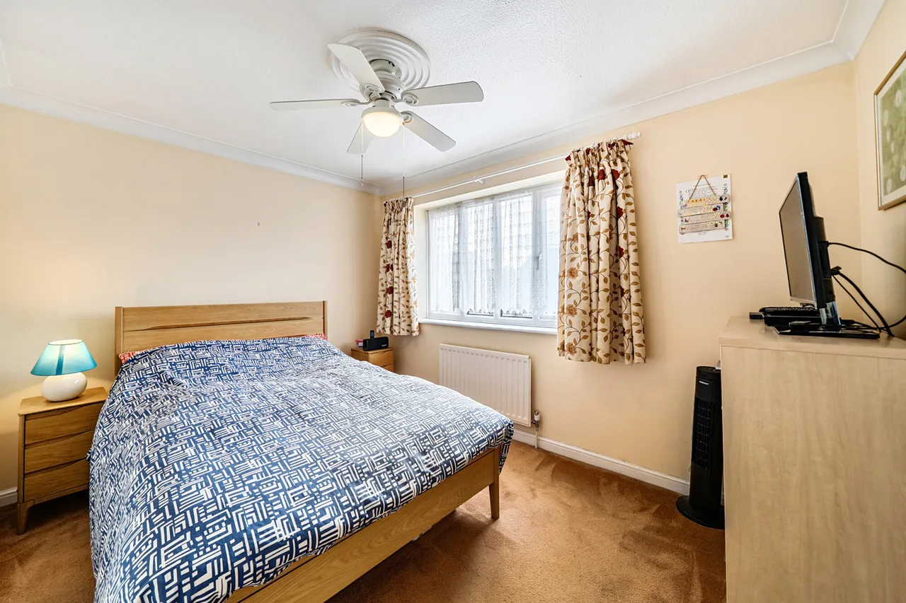 Four Bedroom Detached House, Loft-Extended Master Bedroom, UB8, photo 8