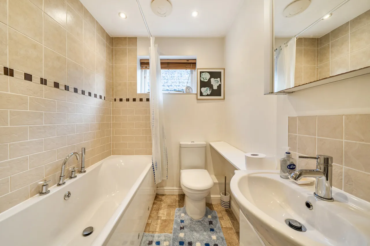 Four Bedroom Detached House, Loft-Extended Master Bedroom, UB8, photo 6
