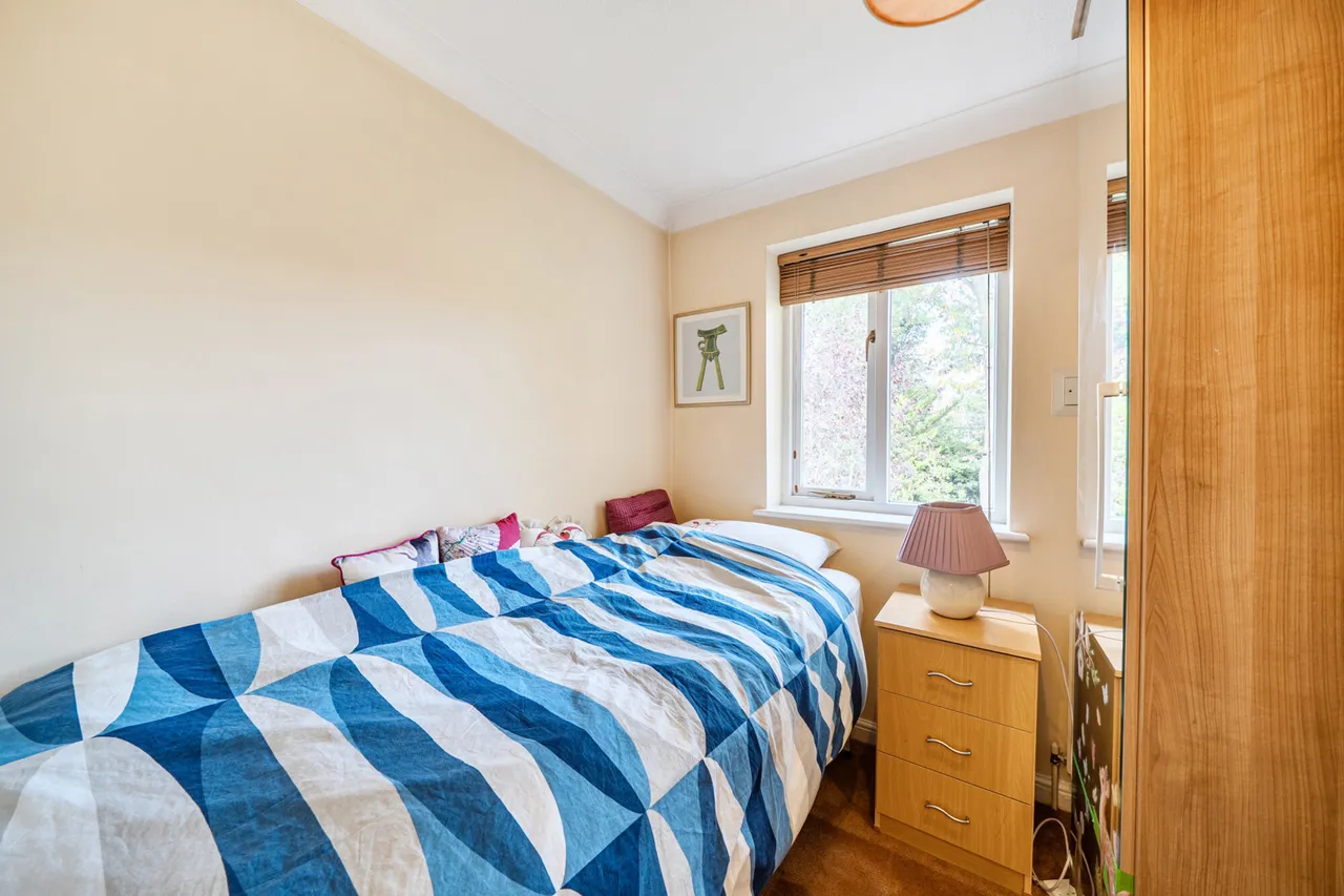 Four Bedroom Detached House, Loft-Extended Master Bedroom, UB8, photo 12