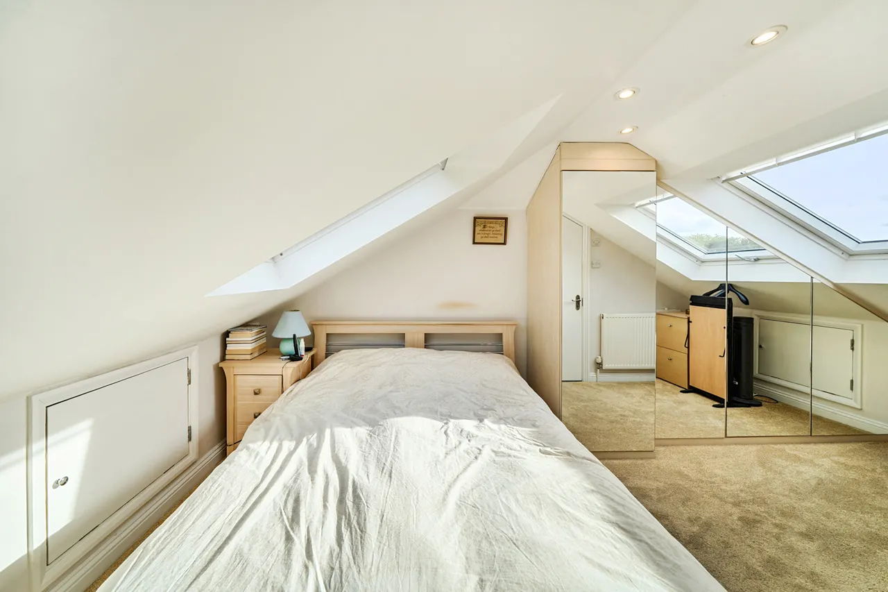 Four Bedroom Detached House, Loft-Extended Master Bedroom, UB8, photo 5