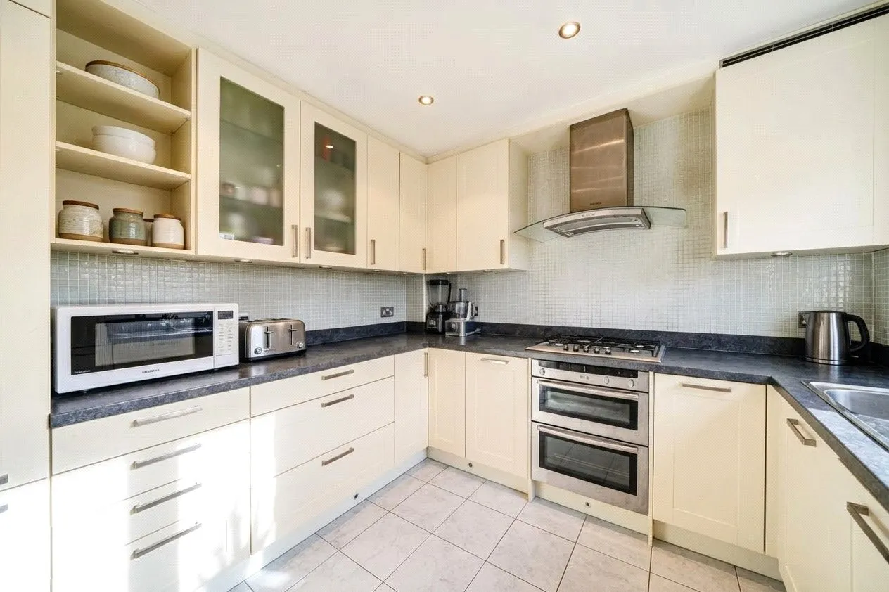 Four Bedroom Detached House, Loft-Extended Master Bedroom, UB8, photo 3