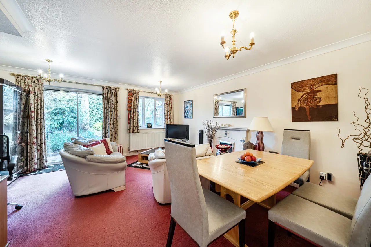 Four Bedroom Detached House, Loft-Extended Master Bedroom, UB8, photo 2
