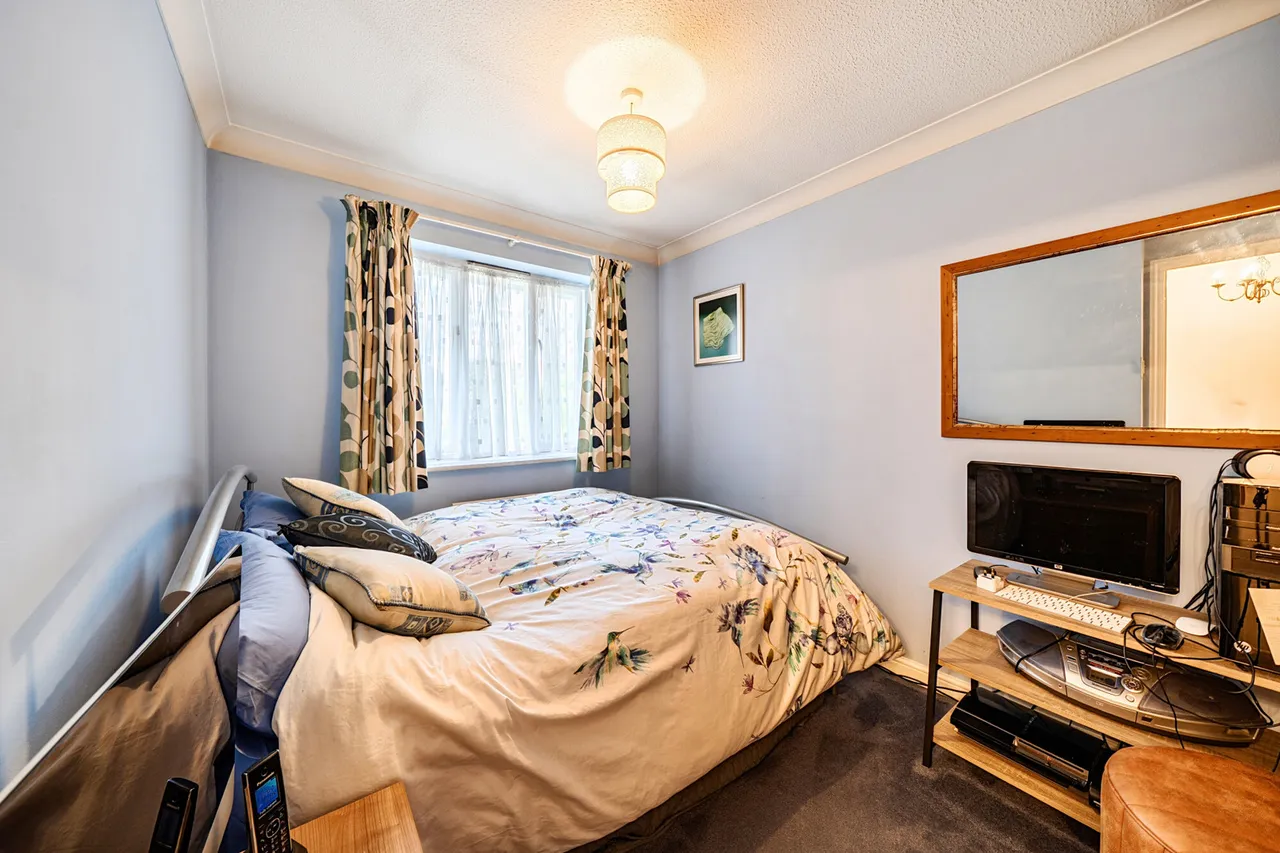 Four Bedroom Detached House, Loft-Extended Master Bedroom, UB8, photo 10