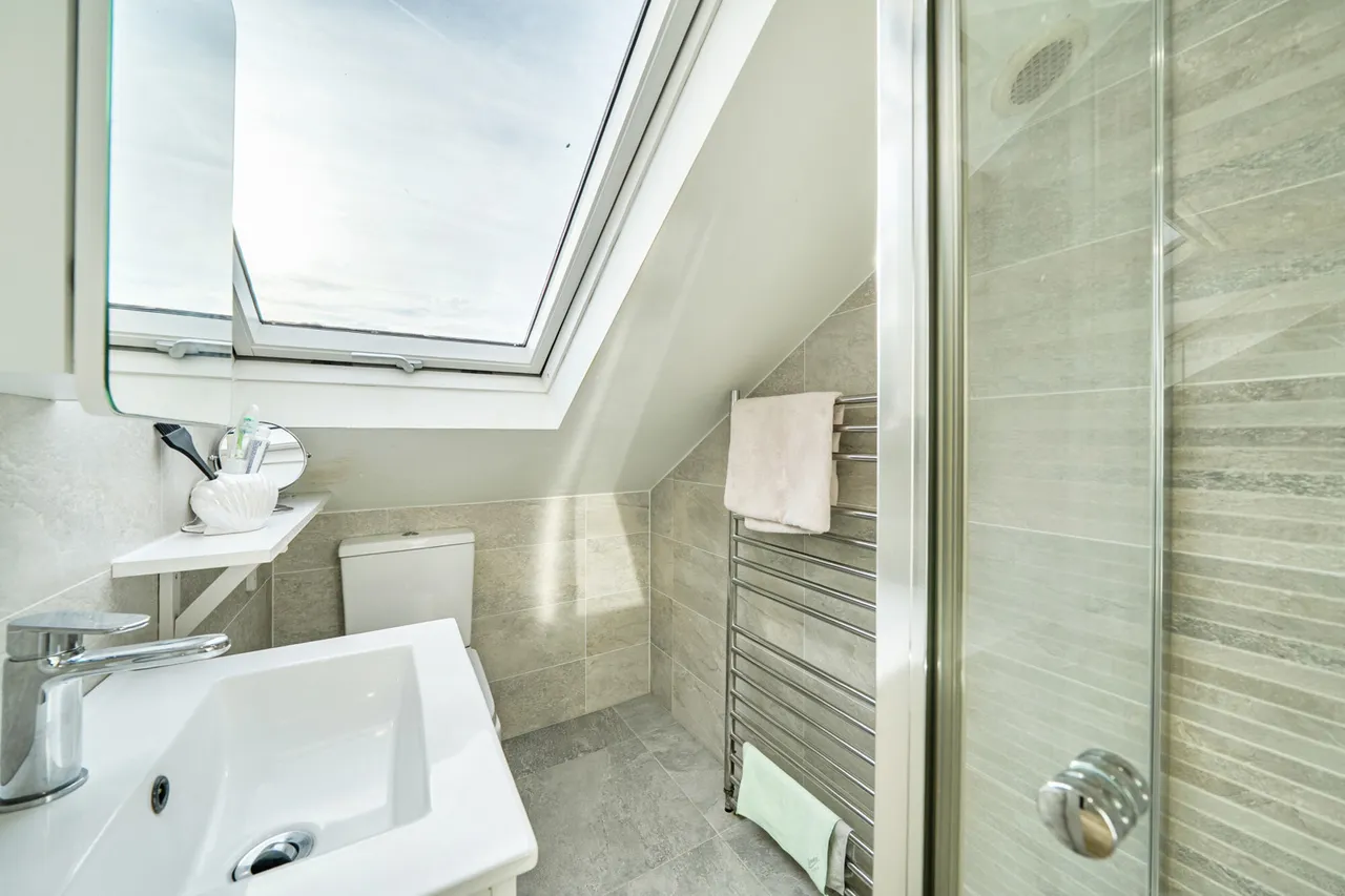 Four Bedroom Detached House, Loft-Extended Master Bedroom, UB8, photo 9