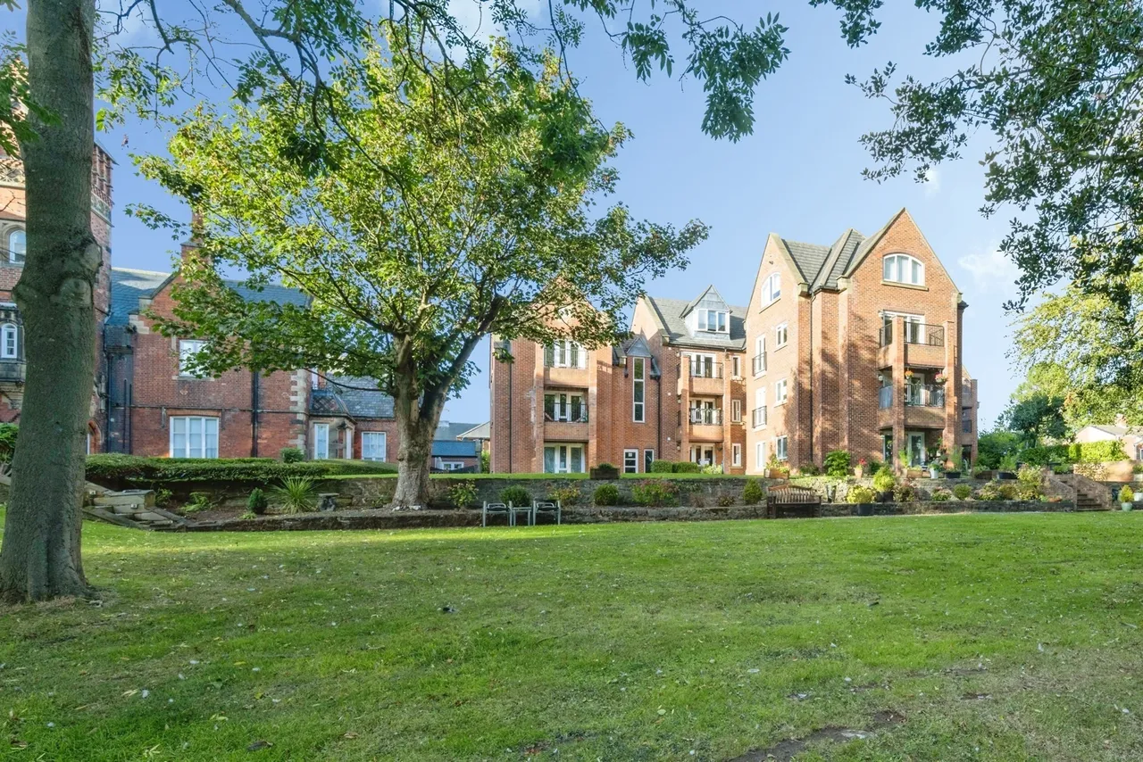 The Avenue, Washington, NE38, photo 15