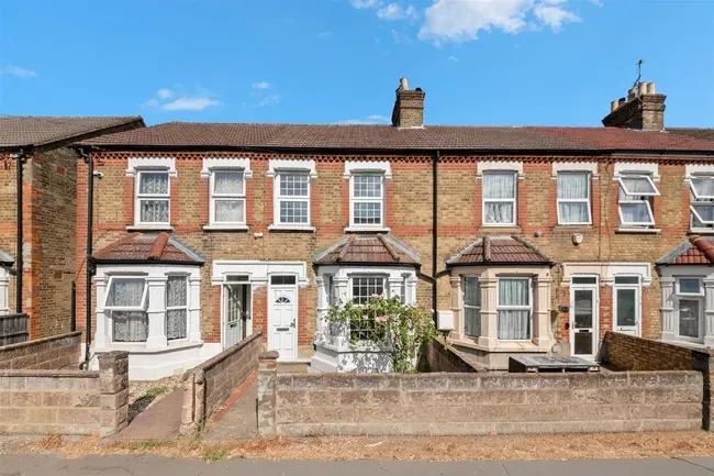 3 bed property for sale — Mill Avenue, Uxbridge