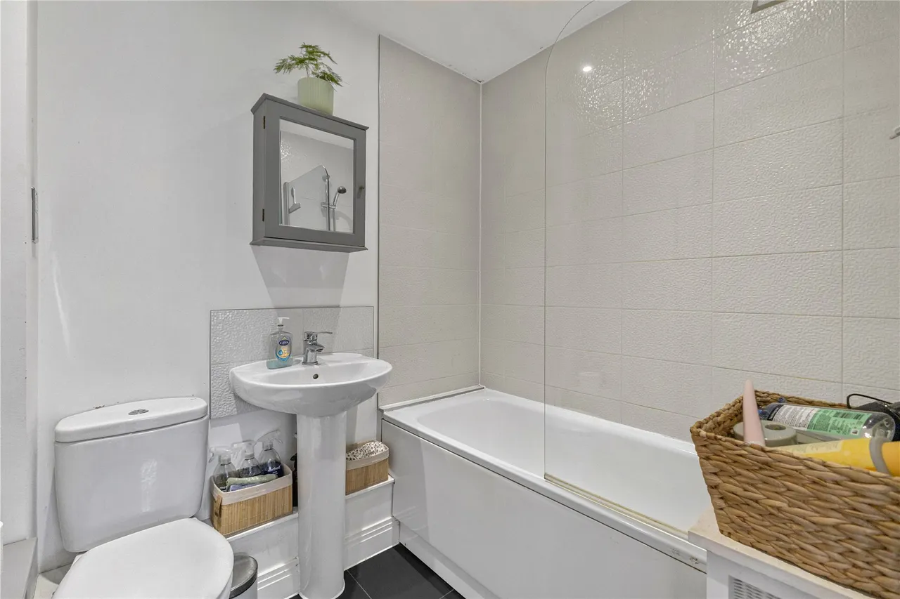 Brookwood Farm Drive, Knaphill, GU21, photo 13