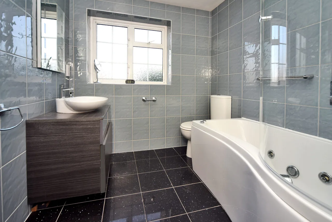 Nightingale Road, Hampton, TW12, photo 11