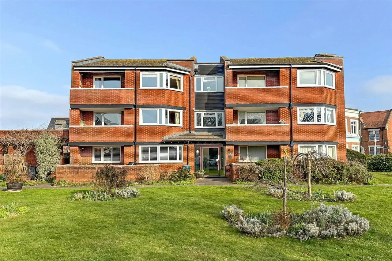 4 bed property to rent, St. Catherines Road, Littlehampton, BN17