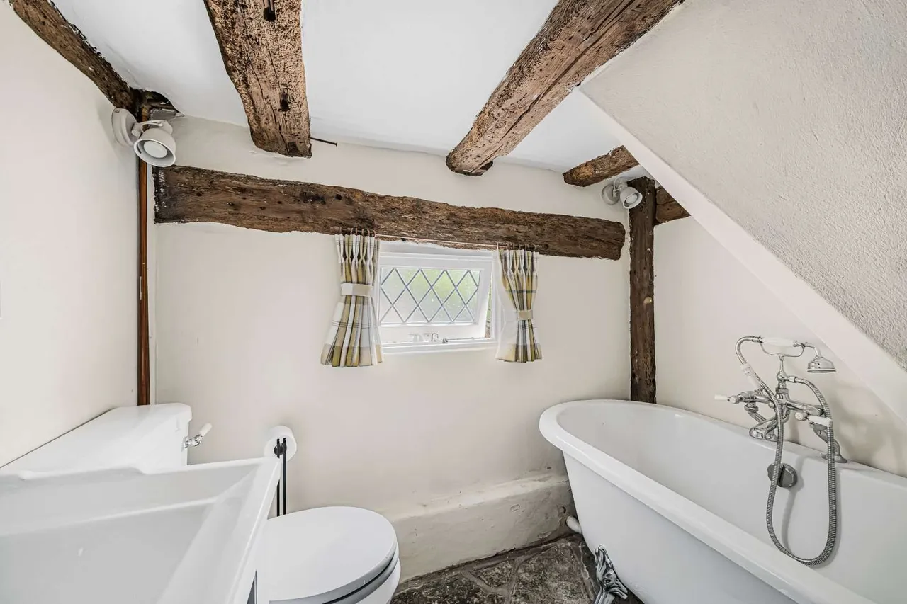 Swan Lane, Charlwood, Horley, Surrey, RH6 0DB, photo 8