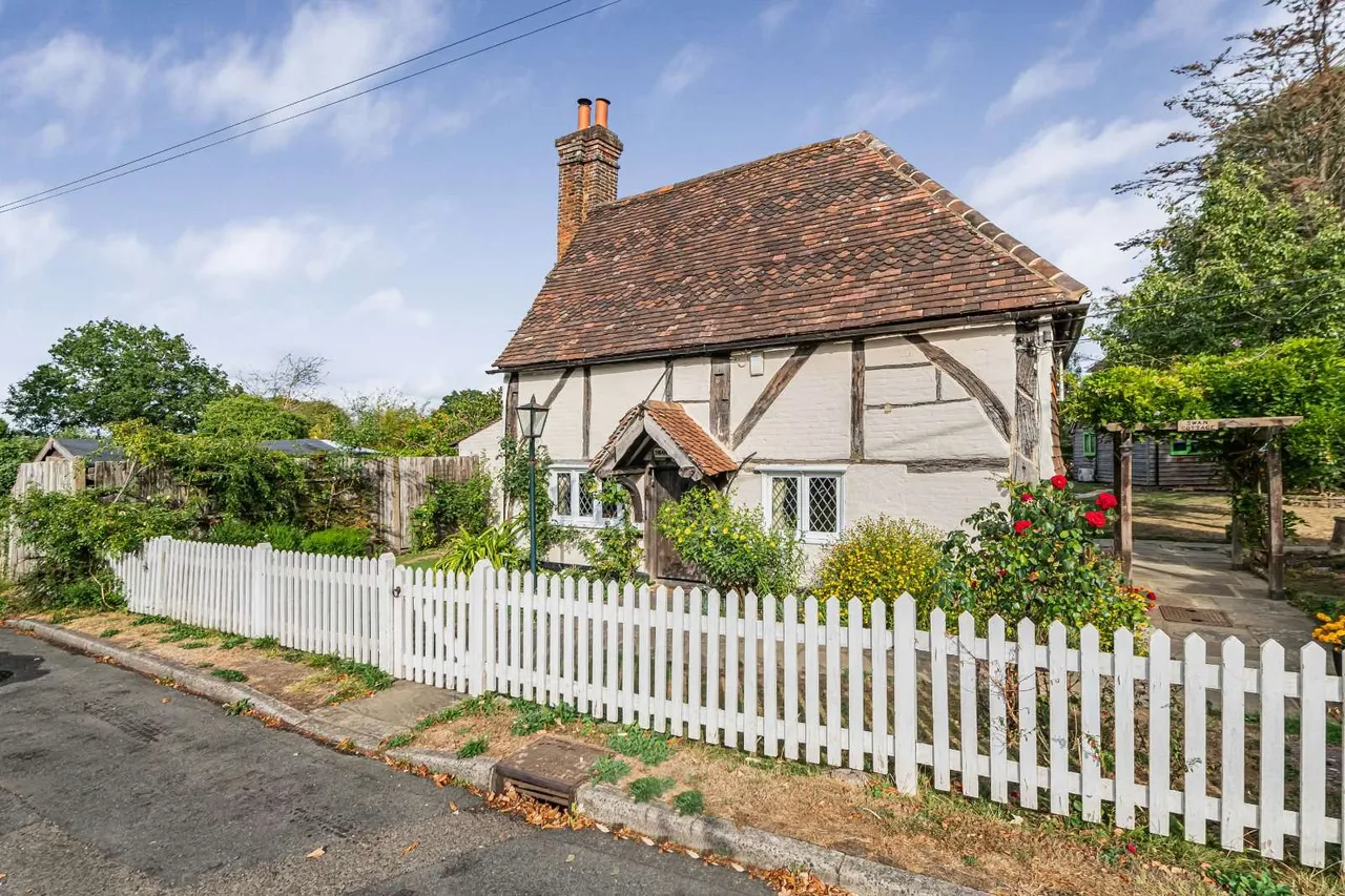 4 bed house for sale — Swan Lane, Charlwood, Horley, Surrey, RH6 0DB