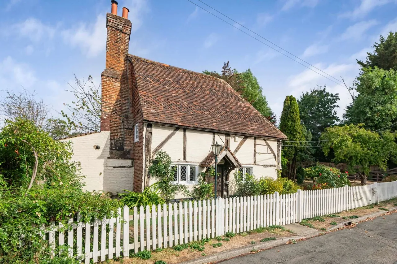 Swan Lane, Charlwood, Horley, Surrey, RH6 0DB, photo 12